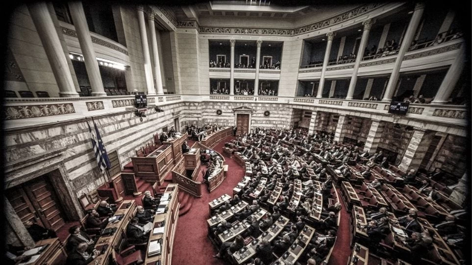 Αυτοί μας κυβερνούν: Βουλευτής του ΣΥΡΙΖΑ βγάζει σέλφι με μουτσούνες μέσα στην Ολομέλεια (εικόνα)